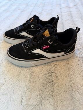 Levi's Kids Black and White Low-Top Sneakers with Pink Logo